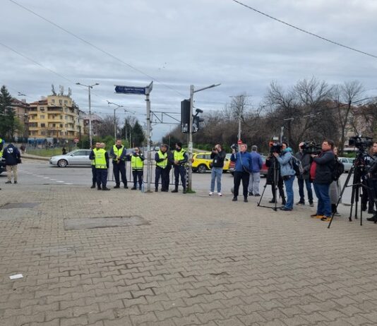 Протестиращи затвориха кръстовището до метростанция „Стадион Васил Левски“, искат по-високи заплати в градския транспорт