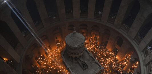 Благодатният огън се спусна в храма над Божи гроб в Йерусалим