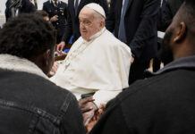 След появата си в „Свети Петър“ вчера папа Франциск е очакван днес на балкона на базиликата за „Урби ет Орби“