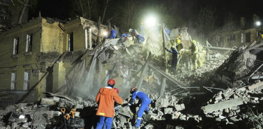 Най-малко 21 ранени при масирани руски атаки с ракети и дронове срещу Киев и Харков