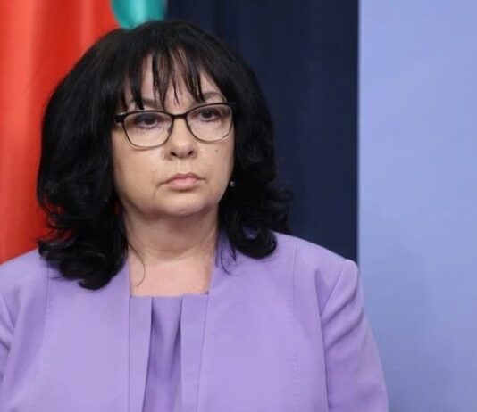 Министър Петкова остро: Радев да отговори защо заради него 1,05 млн. лв всеки ден отиват към Турция