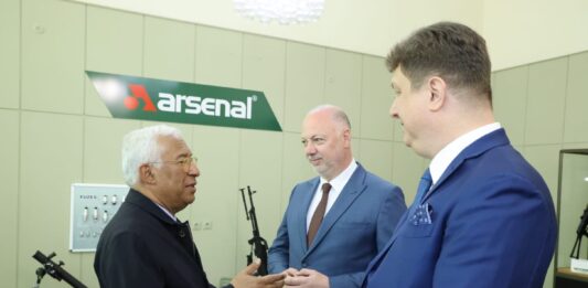 Министър-председателят Росен Желязков и председателят на Европейския съвет Антонио Кощапосетиха военния завод „Арсенал“