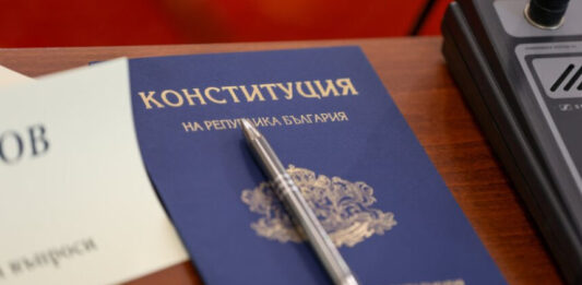 Правната общност да защити демокрацията от суспендирането на Конституцията чрез референдум