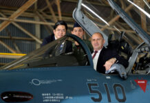 Президентът Румен Радев посети японската авиобаза „Хякури“ и влезе в кабината на „синя оса“