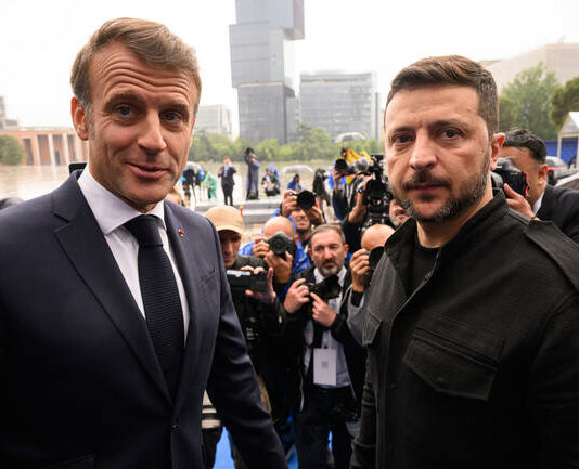 Зеленски и Макрон са обсъдили в телефонен разговор оръжейното производство на Киев, обяви украинското президентство