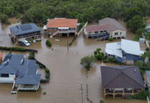 Един човек загина при наводнение, а трима са в неизвестност след поройни дъждове в Австралия