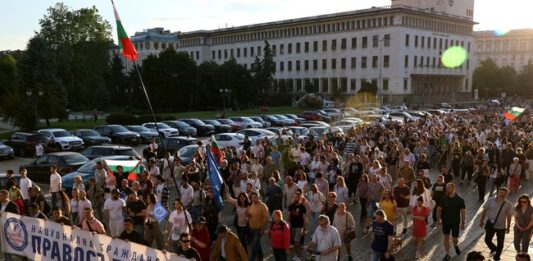Политици, общественици и граждани протестират под надслов „Завинаги в Европа! Вън Пеевски от властта“