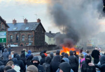 Маскирани лица нападнаха полицаи и опожариха къщи и коли за втора поредна нощ в Северна Ирландия