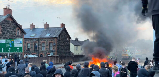 Маскирани лица нападнаха полицаи и опожариха къщи и коли за втора поредна нощ в Северна Ирландия