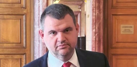 Пеевски: Митов твърдо не трябва да подава оставка. Изключително демократично настроен министър