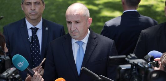 Румен Радев: Демокрацията е фасадна, правителството е декор на дуото Пеевски – Борисов, а правосъдието избирателно