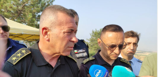 Продължават усилията за овладяване на пожара в Пирин