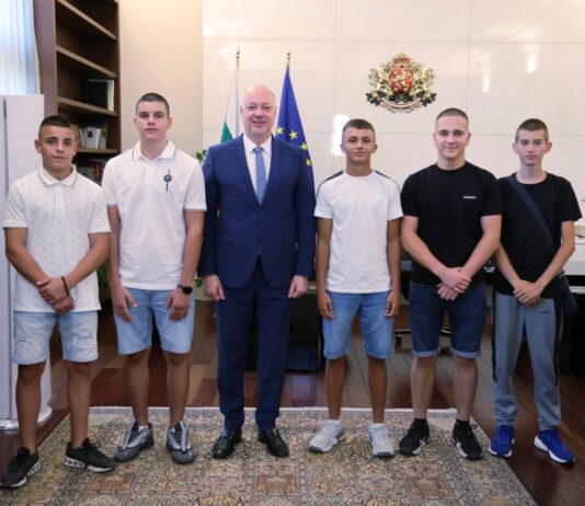 Премиерът Желязков за младежите, които помагат в гасенето на пожарите в Сунгурларе: Те са представители на всички, които в тези усилни времена показват човешкия добродетел