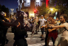 Десетки арестувани и пострадали полицаи при поредна нощ на сблъсъци в Сърбия