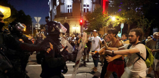 Десетки арестувани и пострадали полицаи при поредна нощ на сблъсъци в Сърбия