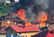 Пожар в Сърница изпепели 10 сгради, няма пострадали хора