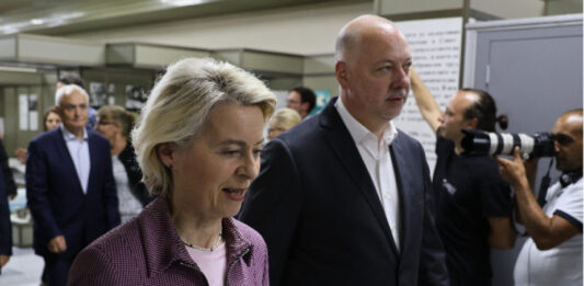 Премиерът: Не е установена заплаха при кацането на самолета на Фон дер Лайен