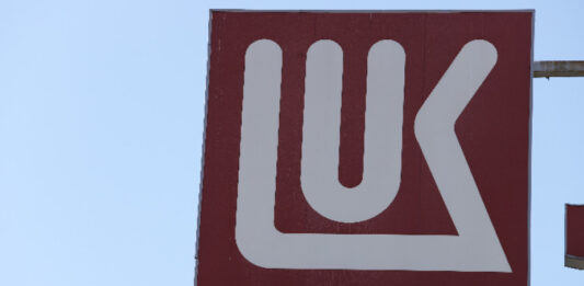 Германия и Франция искат „Лукойл“ в 19-ия пакет санкции срещу Русия