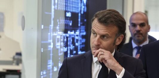 Politico: Дори оставката на Макрон няма да спаси Франция