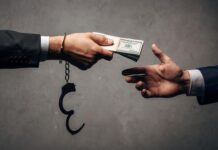 Прокуратурата обвини подкупните служители, поискали рушвети от екипа на Роби Уилямс