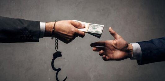 Прокуратурата обвини подкупните служители, поискали рушвети от екипа на Роби Уилямс