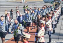 Посрещнаха волейболистите ни с червен килим и венци