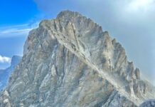 Близо 1000 души са блокирани от тибетската страна на Еверест заради виелица