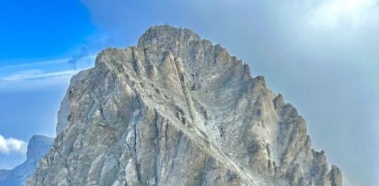 Близо 1000 души са блокирани от тибетската страна на Еверест заради виелица