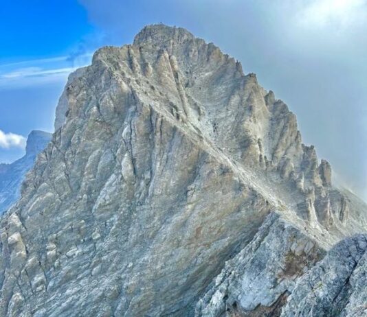 Близо 1000 души са блокирани от тибетската страна на Еверест заради виелица