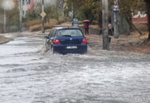 Силен дъжд блокира подлези във Варна