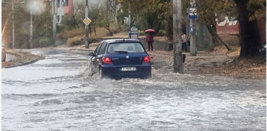 Силен дъжд блокира подлези във Варна