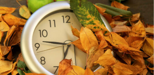 Върнахме стрелките на часовника с час назад