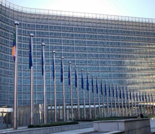 „Политико“: Докладите на ЕК – отличен за Албания и Черна гора и тройка за РСМ