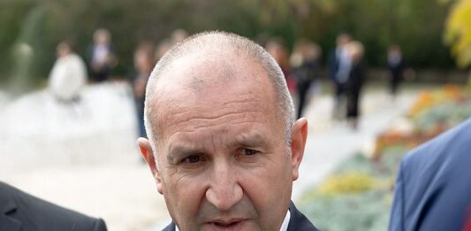 Радев с критика към властта и за „Лукойл“:Досега трябваше да са назначили особен търговски управител