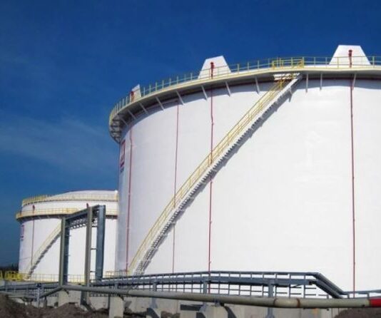 Американският петролен гигант „Шеврон“ проучва възможност да купи част от активите на „Лукойл“