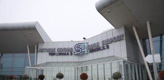 Шест отклонени полета и пет отменени: Бурният вятър парализира столичното летище