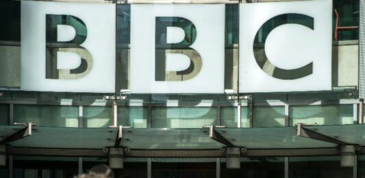 Водещи фигури в Би Би Си бяха изслушани в парламента за сагата „Тръмп“