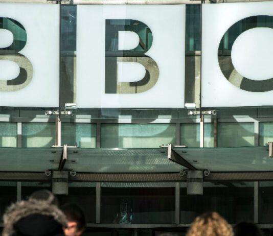 Водещи фигури в Би Би Си бяха изслушани в парламента за сагата „Тръмп“