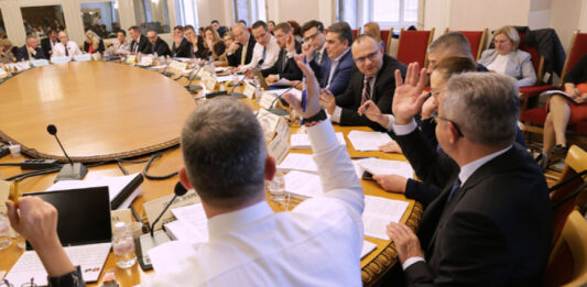 Бюджетната комисия ще разгледа законопроектите за бюджетите на ДОО и НЗОК