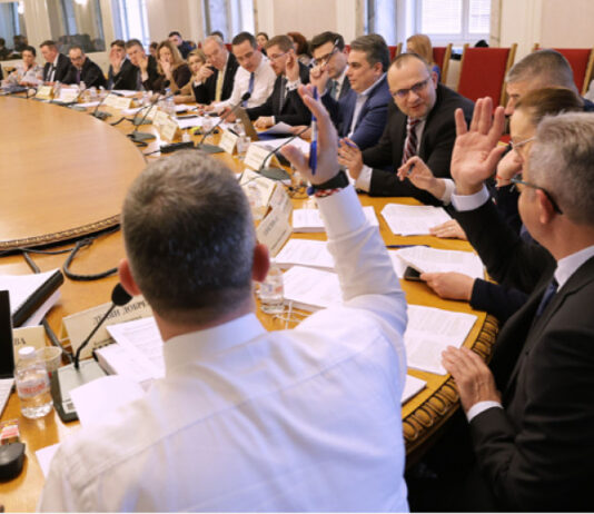 Бюджетната комисия ще разгледа законопроектите за бюджетите на ДОО и НЗОК