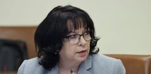 Петкова към Василев: 11 месеца кабинетът „Желязков“ поправя грешки от последните 4 г.