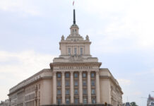 Очаква се Народното събрание да гласува оставката на правителството