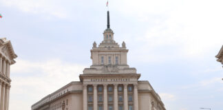 Очаква се Народното събрание да гласува оставката на правителството