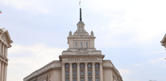 Очаква се Народното събрание да гласува оставката на правителството