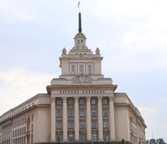 Очаква се Народното събрание да гласува оставката на правителството