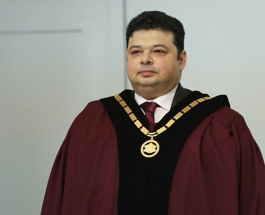 Конституционен съдия: Ако всички в „домовата книга“ откажат да са премиери, на власт остава Желязков