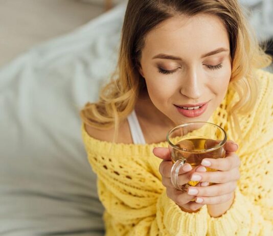 Кой билков чай облекчава стреса и подобрява съня