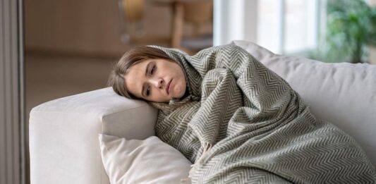 От януарска тъга до февруарска изтощеност: защо зимата ни „тежи“ и как да се справим