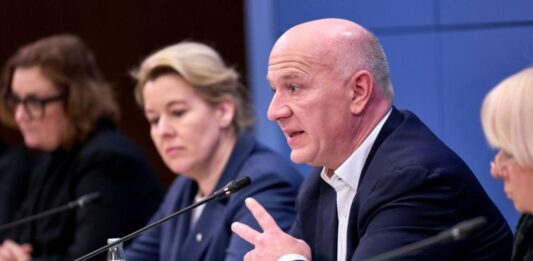 Остри критики към кмета на Берлин, играл тенис по време на най-голямото спиране на тока от десетилетия