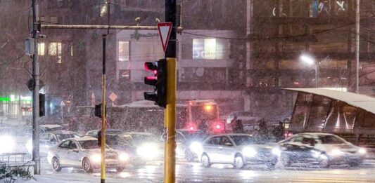 София осъмна в сняг: Трафикът е затруднен, градският транспорт спира и закъснява